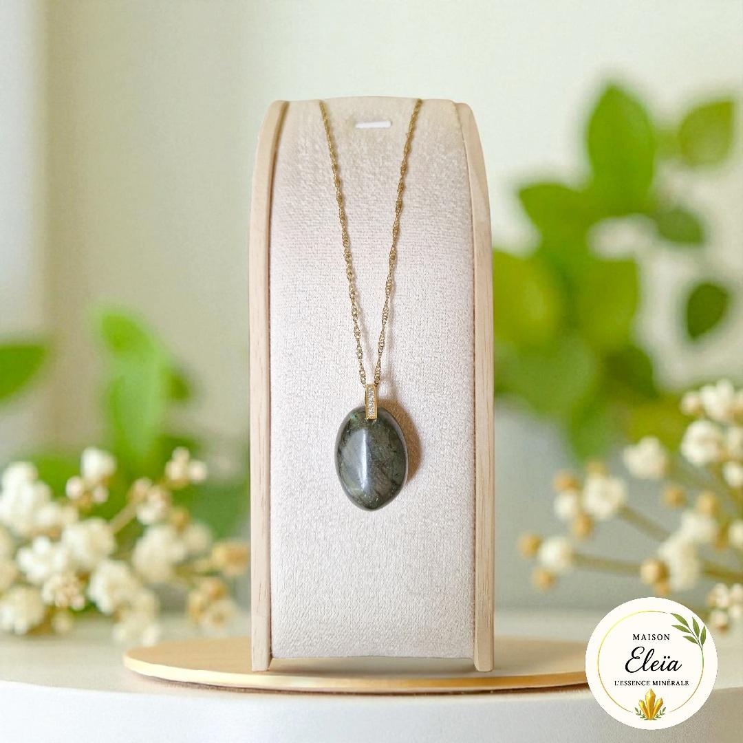 Collier Labradorite de Madagascar – Acier Inoxydable Doré – « Trésor Intemporel »